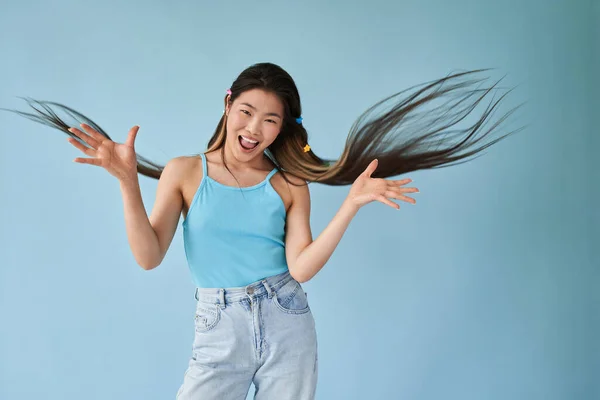 Vrouw flappen haar lange brunette haar en poseren met open mond — Stockfoto