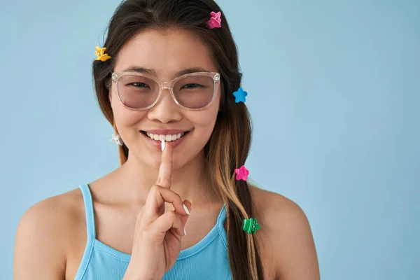 Vrouw met lang haar staat en kijkt met vreugde naar de camera — Stockfoto