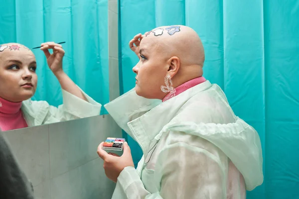 鏡の前に立つ女性と彼女の頭のパターンを持つ創造的な外観を準備 — ストック写真