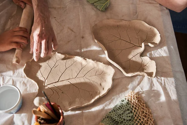 Två lerplattor i bladform som står vid bordet och är färdiga — Stockfoto