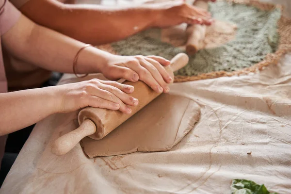 Personnes ayant des besoins spéciaux tenant le rouleau à pâtisserie et transférant le motif vers les plaques futures — Photo