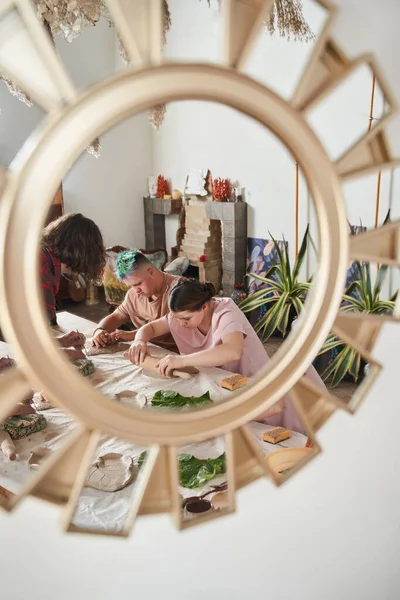 Coppia concentrata di persone con esigenze speciali stendere argilla e studiare — Foto Stock