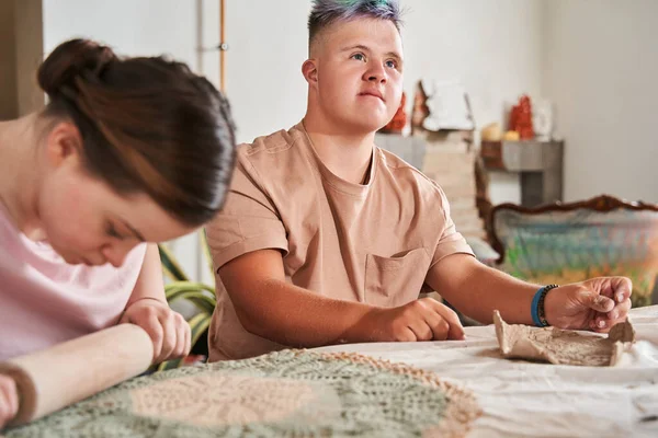 Chica haciendo un plato mientras su novio reflexionando sobre algo — Foto de Stock