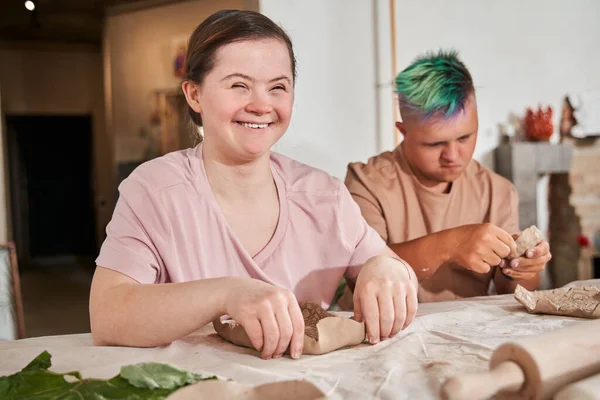 Meisje dat hardop lacht terwijl ze zich gelukkig voelt tijdens de masterclass aardewerk — Stockfoto