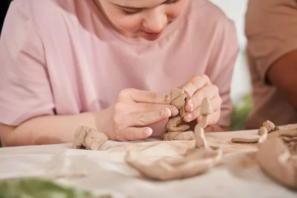 Kobieta ze specjalnymi potrzebami pracująca z gliną w pracowni ceramicznej podczas warsztatów garncarskich — Zdjęcie stockowe