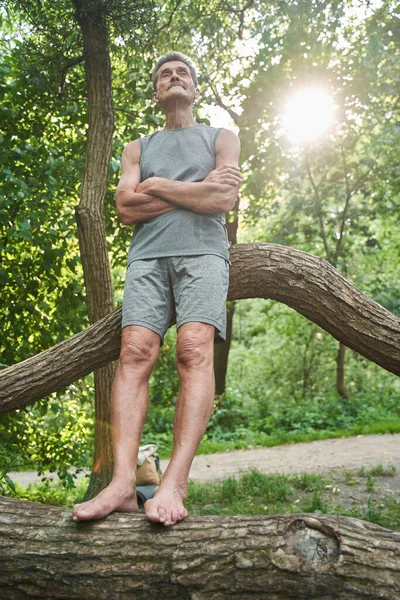 Man looking up and enjoying of the nature while relaxing after the training — Stock Photo, Image