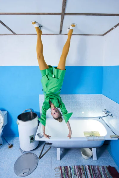 Modella in piedi al soffitto e tenendo sul bordo della vasca da bagno — Foto Stock