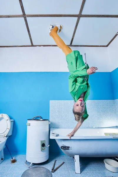 Vrouw met kleurrijke make-up kijken naar de camera en het houden van de rand van het bad — Stockfoto