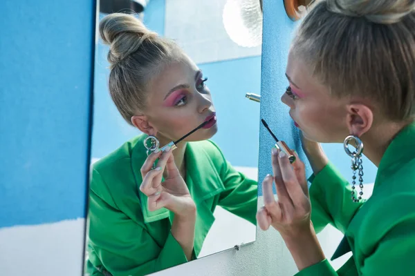 Woman holding brush with mascara and preparing dye her eyelashes — Stock Photo, Image