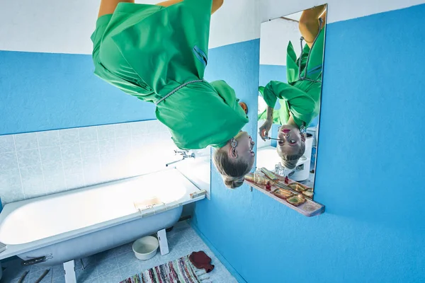 Vrouw verven haar wimpers tijdens de voorbereiding voor iets in haar badkamer — Stockfoto