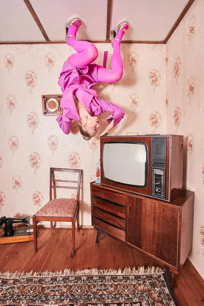 Nő áll a kreatív póz a mennyezeten, miközben pózol a vintage belső — Stock Fotó