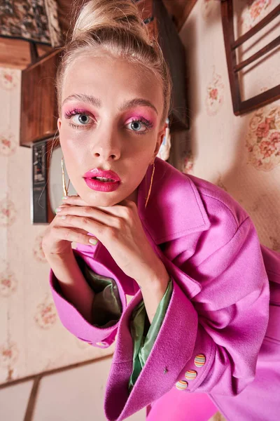 Mujer con maquillaje brillante usando ropa rosa mirando a la cámara con la boca abierta — Foto de Stock