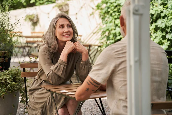 Donna che guarda con tenerezza suo marito mentre si siede al caffè — Foto Stock