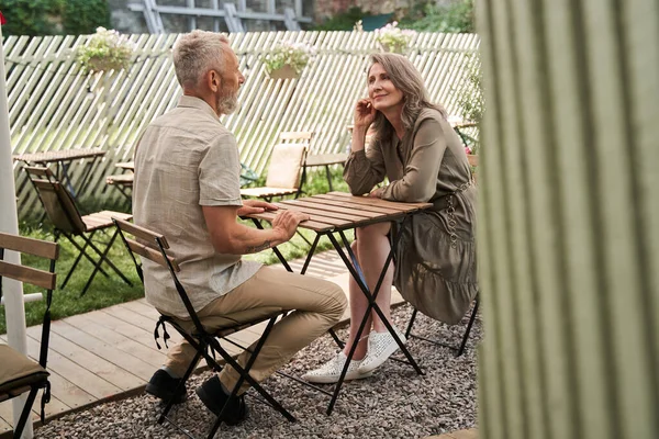 Spouses feeling great while enjoying of they romantic date at the summer cafe — Stockfoto