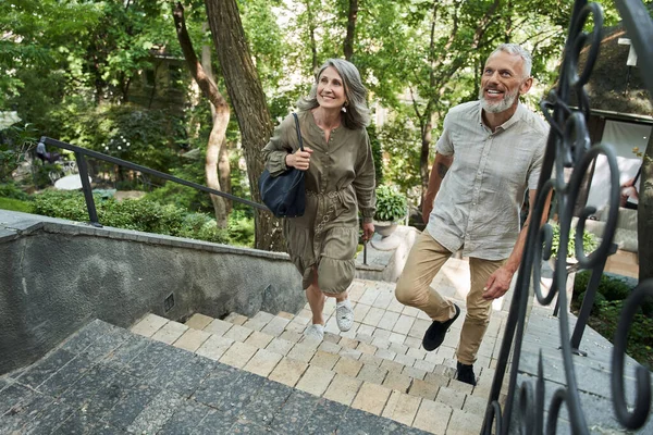 Happy mature couple resting on the nature — Stockfoto