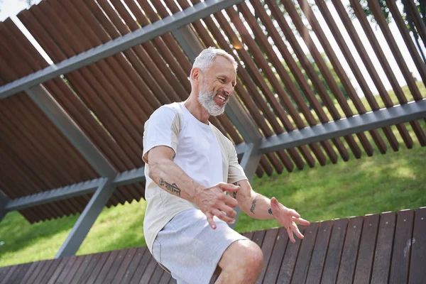 Старший мужчина упражнения в летнем парке и имеющие активную тренировку — стоковое фото