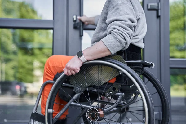 Fille handicapée physique se déplaçant au fauteuil roulant et ouvrant les portes — Photo