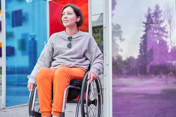 Femme handicapée avec perte de la fonction de la jambe assise au fauteuil roulant — Photo