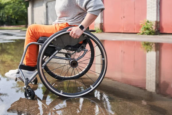 Žena sedí na invalidním vozíku a užívat si slunečného zvyšuje po dešti — Stock fotografie