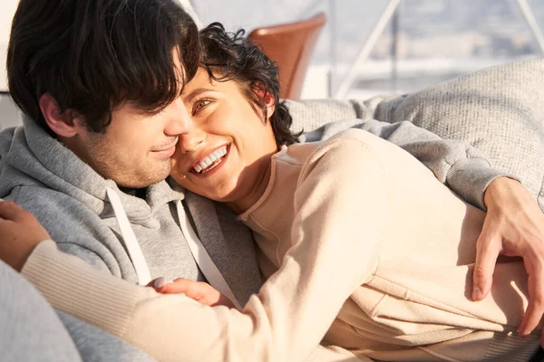 Marito e moglie godendo di tempo libero con l'altro a casa — Foto Stock