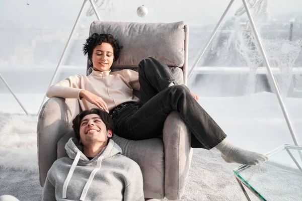 Túlbuzgó fiatal pár ül együtt hangulatos felújított apartman — Stock Fotó