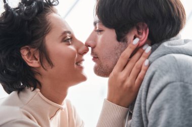 Öpüşmeye hazırlanırken sevgilisine bakan bir kız.