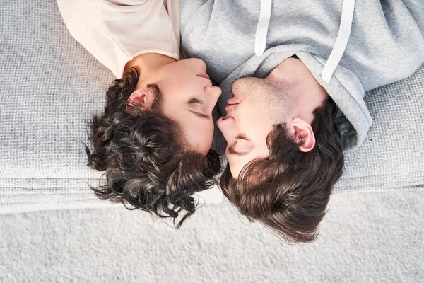 Kadın yerde yatıyor ve erkek arkadaşıyla zevkle bağ kuruyor. — Stok fotoğraf