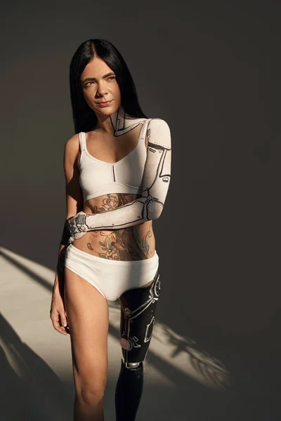 Verticale weergave van het getatoeëerde meisje in body make-up, fashion sci-fi body art stijl voor robot cyborg technologie. Een studio opname. Voorraadfoto — Stockfoto