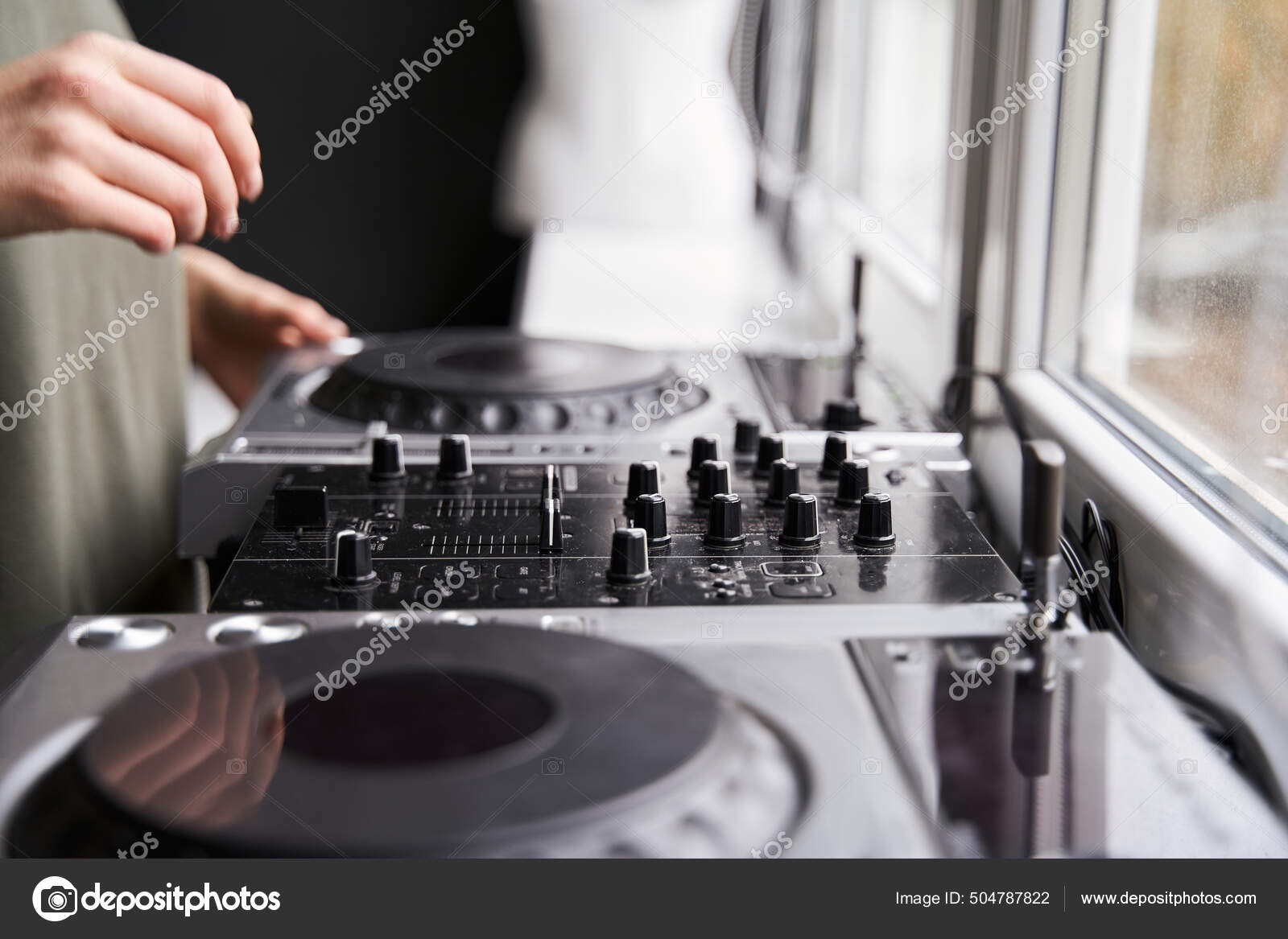 Женщина Регулирует Свой Диджейский Пульт Стоковое Фото.