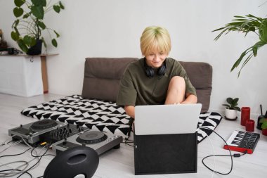 Ses yapımcısı kayıt stüdyosunda çalışıyor.