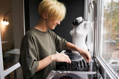 Kadın ses içeriğini oluşturma ve düzenlemeyi yendi