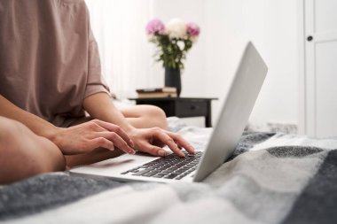 Arkadaşlarıyla mesajlaşan kadın