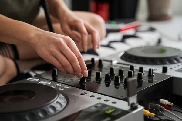 Mãos de Dj feminino tocando música — Fotografia de Stock