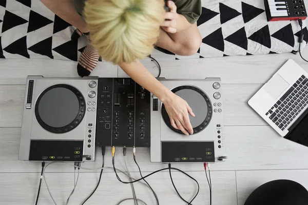 Produtor de música feminina sentado em seu estúdio em casa — Fotografia de Stock