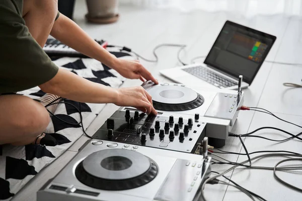 Mãos de Dj feminino tocando música — Fotografia de Stock