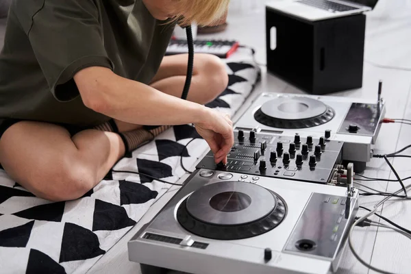 Mulher trabalhando no novo conjunto de DJ — Fotografia de Stock