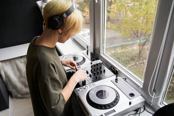 Žena se stylovým účesem nošení studiových sluchátek — Stock fotografie