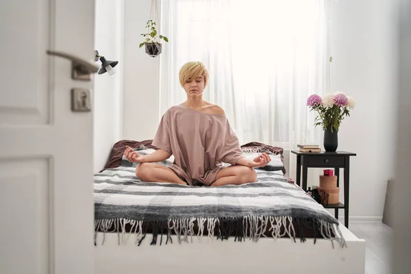 Rano kobieta medytująca w domu — Zdjęcie stockowe