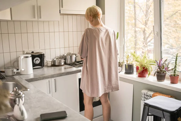 Дівчина стоїть на зручній кухні — стокове фото