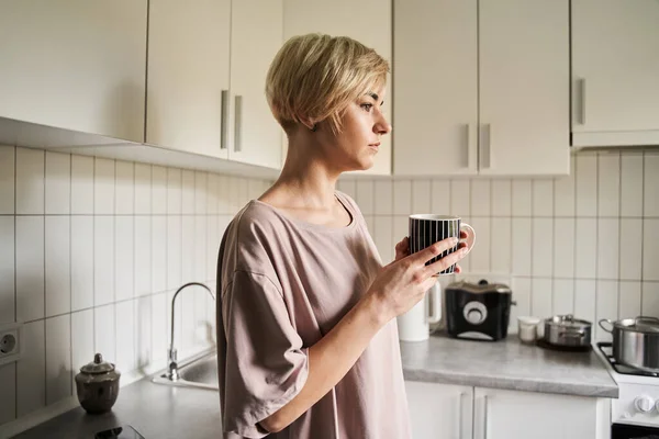 Femmina sensazione di piacere nel suo appartamento — Foto Stock