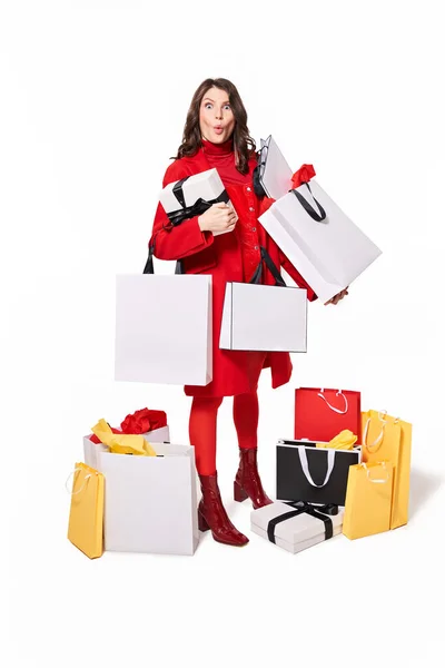 Mujer mostrando emoción sorprendida con bolsas y regalos —  Fotos de Stock