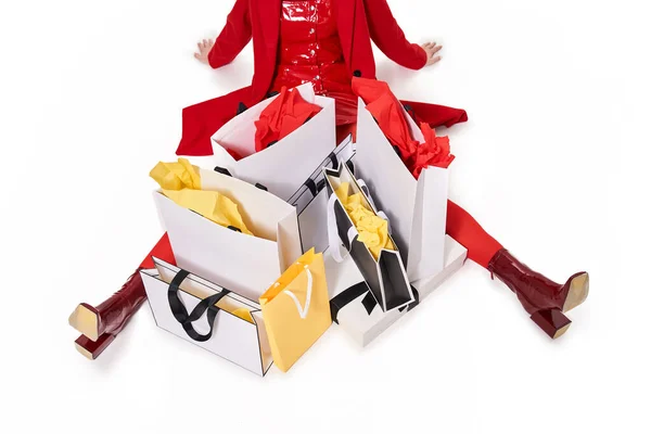 Vrouw zit rond een heleboel papieren zakken — Stockfoto