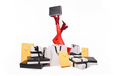 Yerde yatan ve elinde bacağına kağıt torba tutan bir kadın.