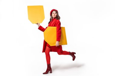 Elinde alışveriş etiketleriyle koşan moda bir kız.