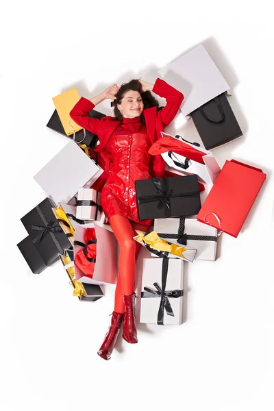 Жінка лежить навколо закупівель і сумки — стокове фото