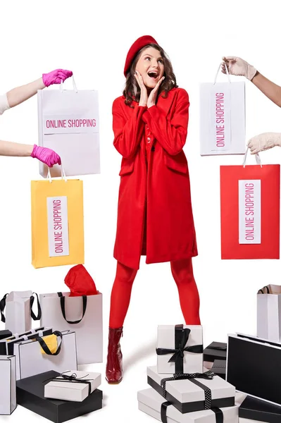 Handen in handschoenen handtassen met opschrift online winkelen — Stockfoto