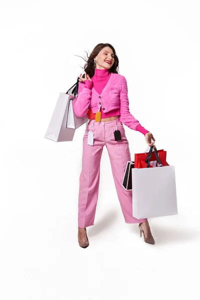 Mujer saludando con bolsas y mirando hacia arriba con sonrisa dentada — Foto de Stock