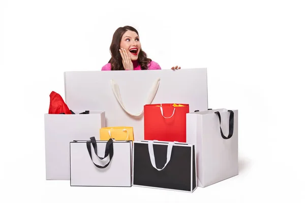 Vrouw aanbevelen winkelen, terwijl zitten achter boodschappentassen — Stockfoto
