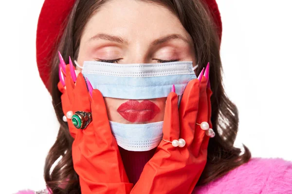 Frau mit Schutzmaske mit Lippenschlitz schickt Luftkuss in die Kamera — Stockfoto