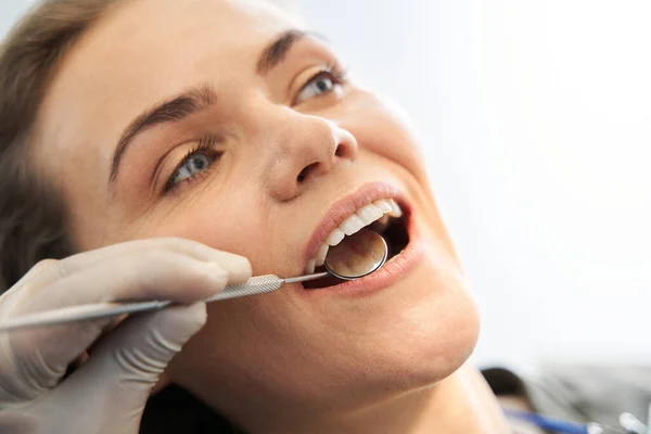 Wappy kvinna i tandläkare stol redo för regelbunden kontroll upp — Stockfoto